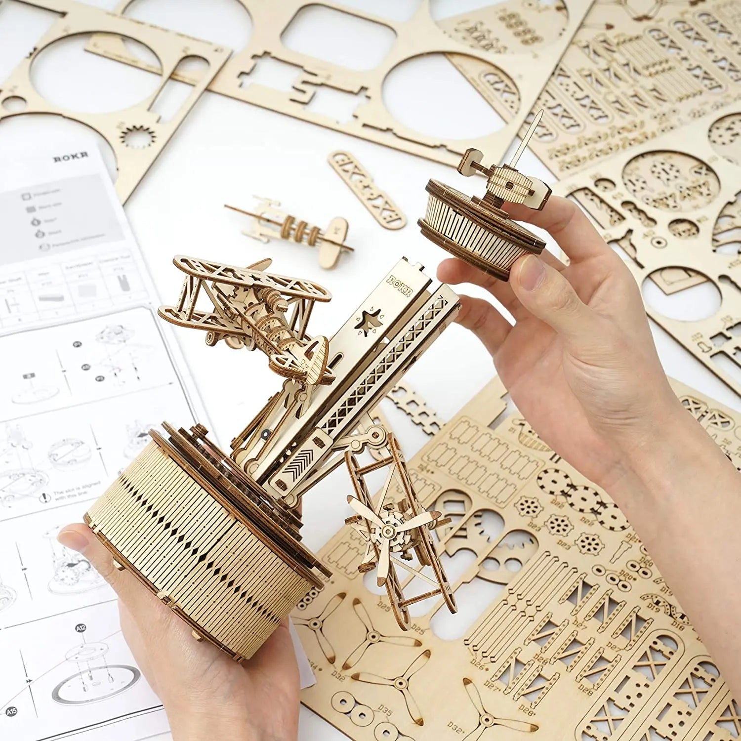 Tour de Contrôle Aérien - Boîte à Musique 3D en Bois Robotime Rokr | Puzzle Mécanique DIY 255 Pièces